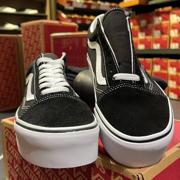 Vans WMNS Old Skool Stackform
Suede/Canvas Black/True Wht
VN0A7Q5M6BT Platforms - Picture 12 of 16